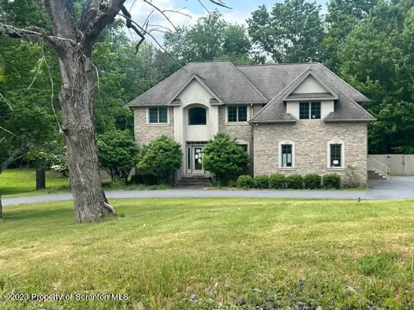 1325 Huntington Ln, Dalton, PA 18414
