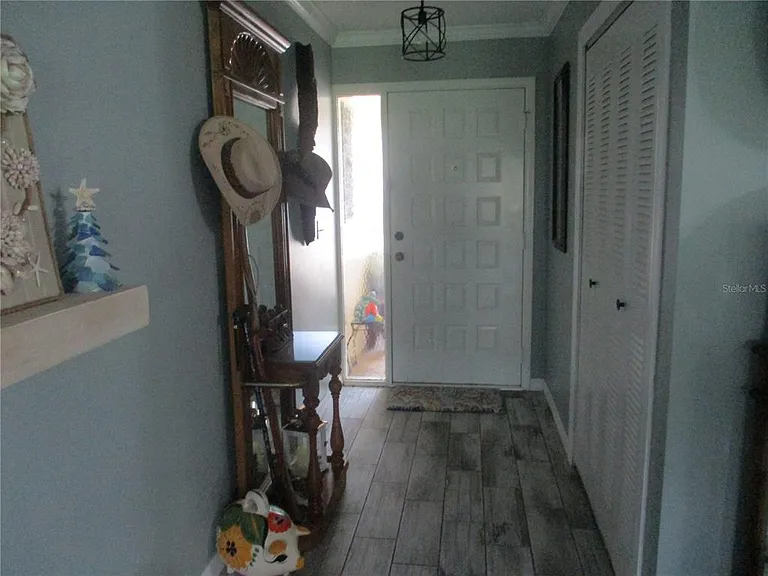 2111 N Halcyon Dr — Photo 2