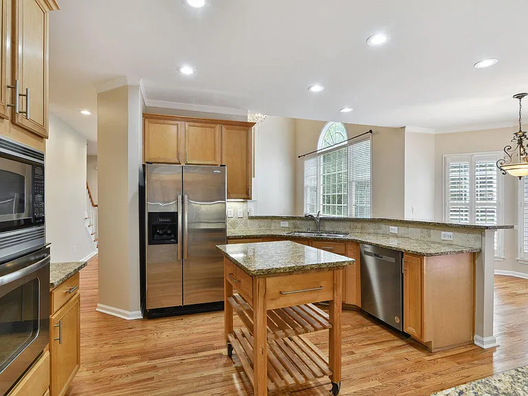 330 Winherst Ln — Photo 5
