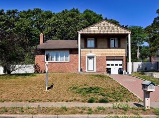 36 Willow St, Selden, NY 11784