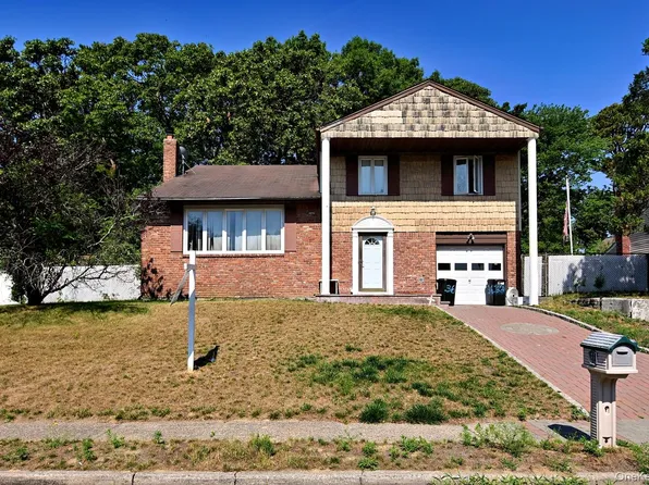 36 Willow Street, Selden, NY 11784