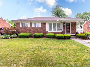 1030 S Chippewa St E, Mount Clemens, MI 48043