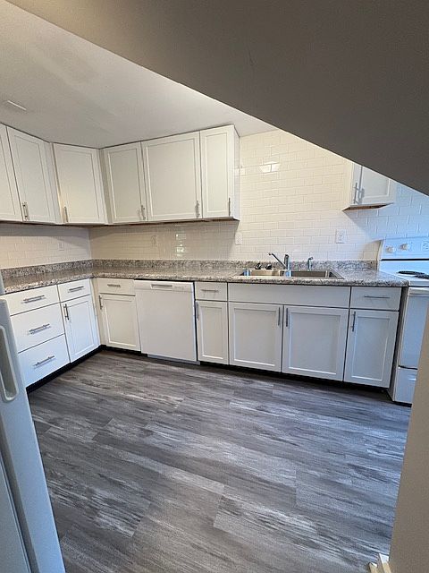 Tile backsplash gives the kitchen a clean style and is easy to maintain.