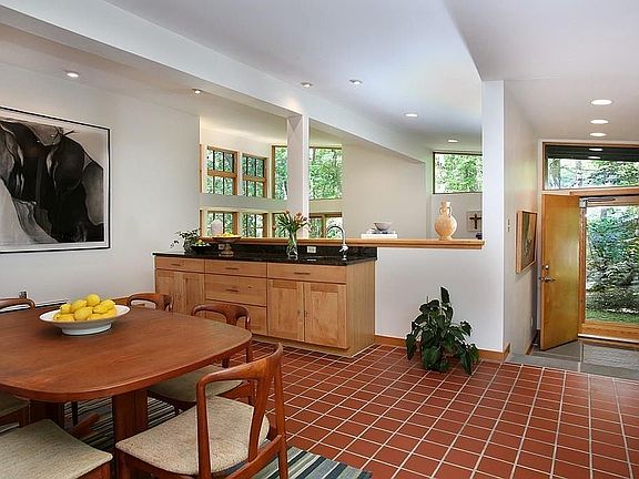 Dining area looking to lv rm