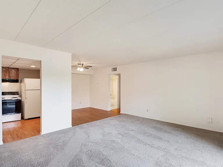 Vantage Pointe West Apartment Homes — Photo 7
