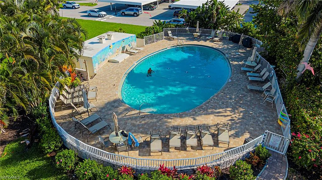 1 bed, 1.0 bath, 817 sqft, $4,200 — Photo 3