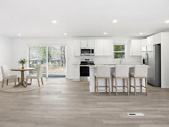 3rd image of 3130 Gay Dr