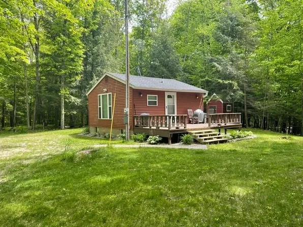 E1304 W River Hill Rd, Iola, WI 54945