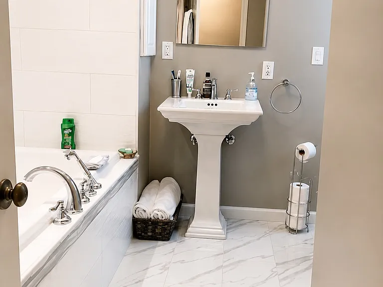 Full modern bathroom on second floor with jacuzzi and modern finishing
