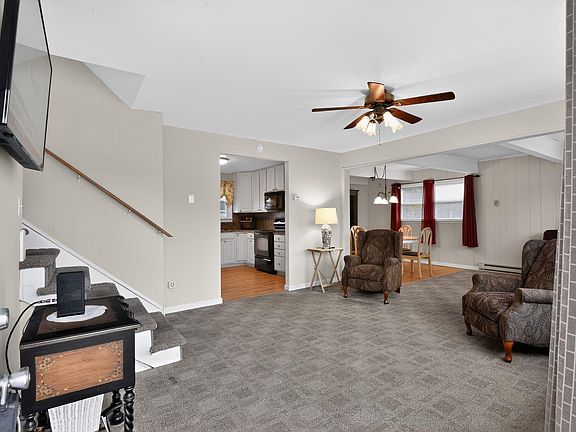 3rd image of 200 Willow Dr N