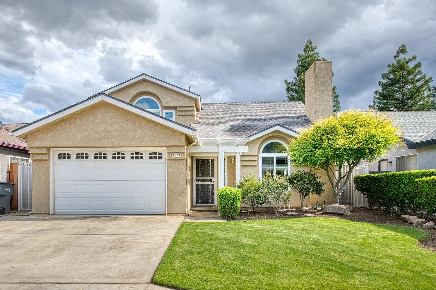 1629 E Eclipse Ave photo 1