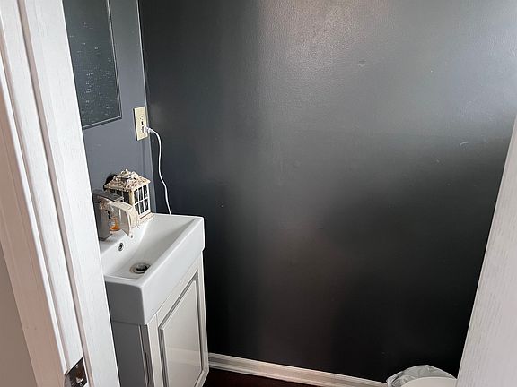 5th image of 215 E 19th St