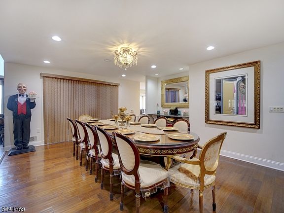 5th image of 27 Sandalwood Dr