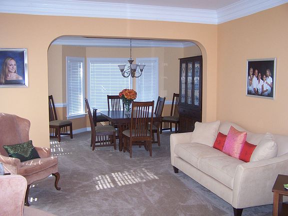 Living room and dining room w/extra crown molding