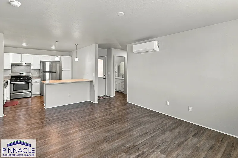 3 bed, 2.0 bath, 1092 sqft, $3,800 — Photo 3