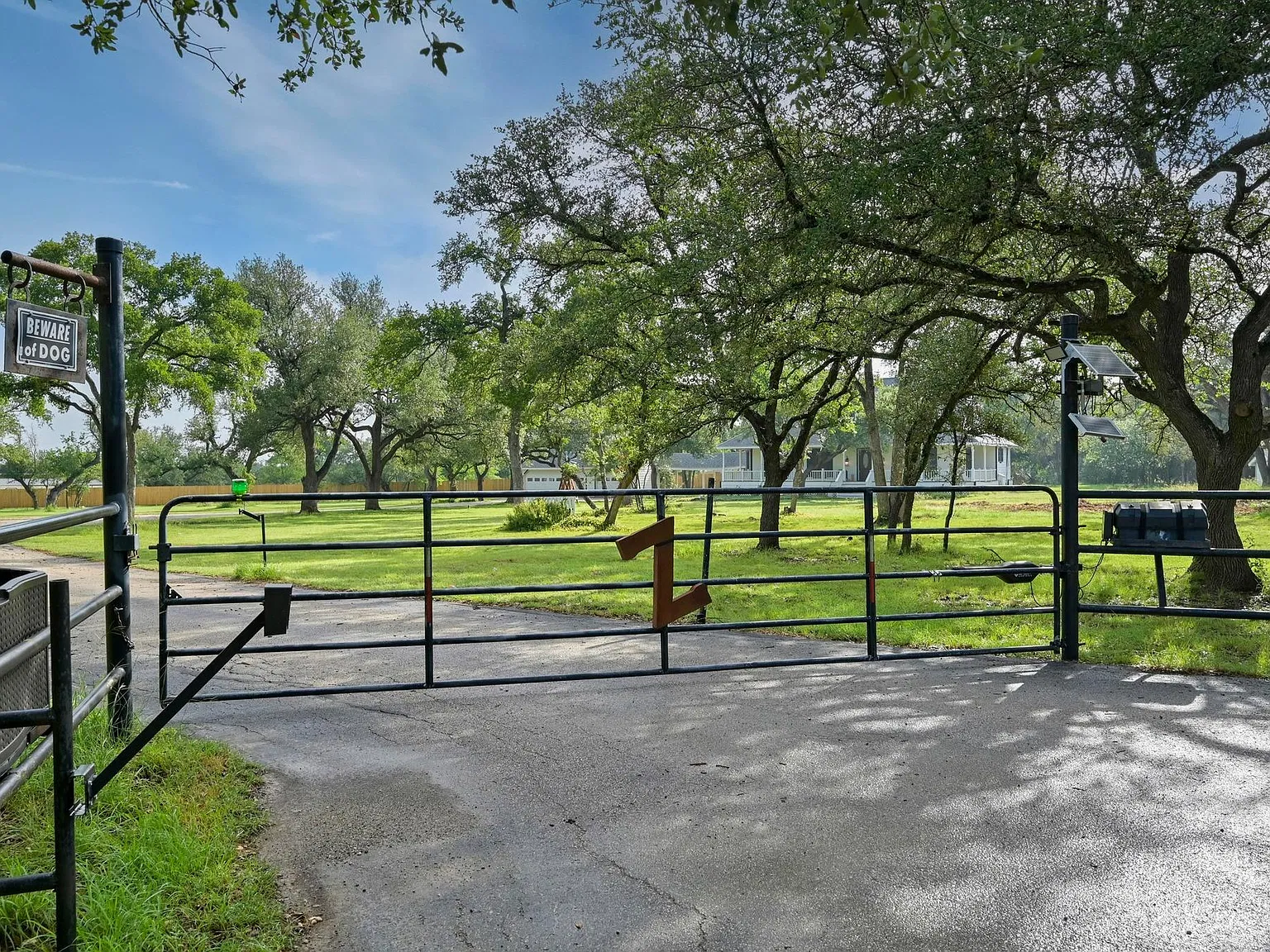 4 bed, 2.5 bath, 2822 sqft, $5,000 — Photo 2