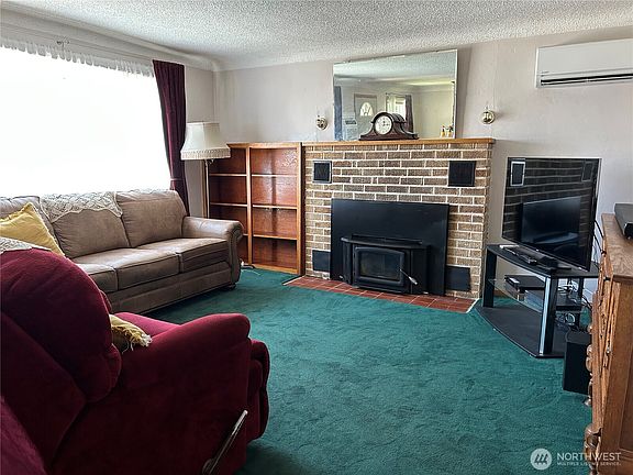 3rd image of 1126 W Columbia Ave