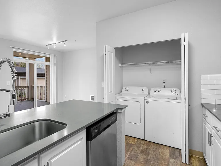 Center Pointe Apartment Homes — Photo 8