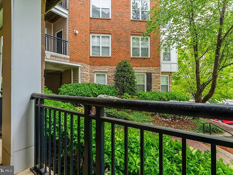 501 Hungerford Dr #144 — Photo 35
