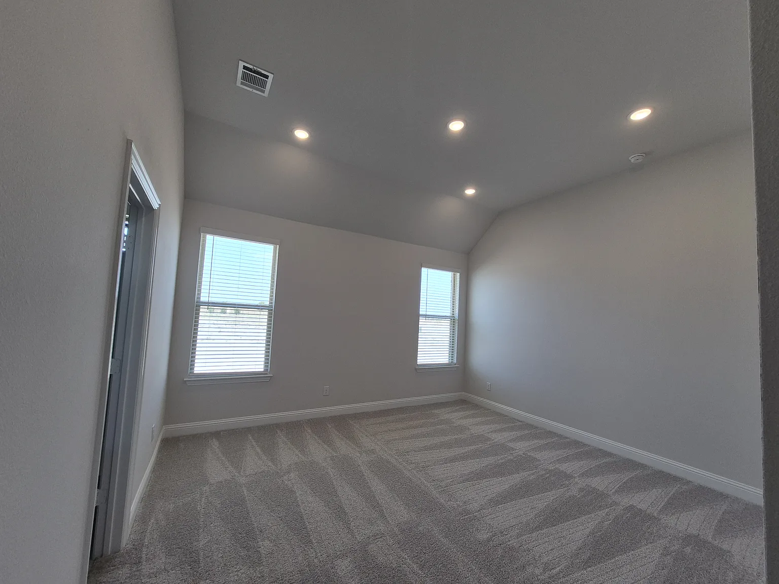 4 bed, 1996 sqft, $2,600 — Photo 2