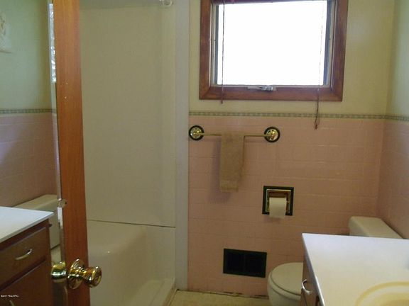 5th image of 419 Cherry St