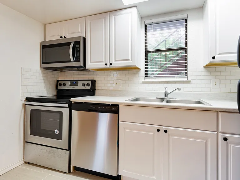 706 W 22nd St #202 — Photo 3