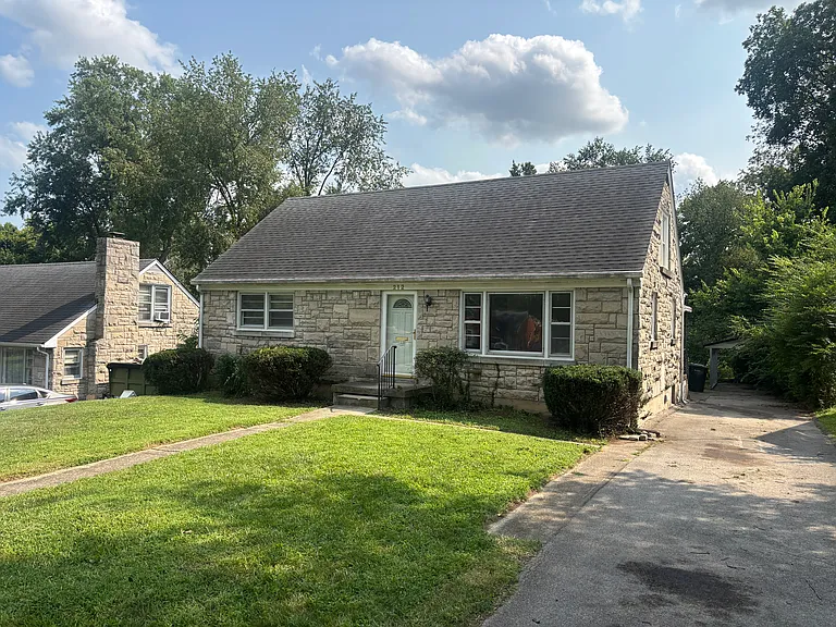 212 Zandale Dr — Photo 4