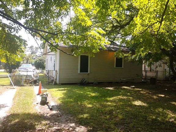4th image of 211 E 31st 1/2 St