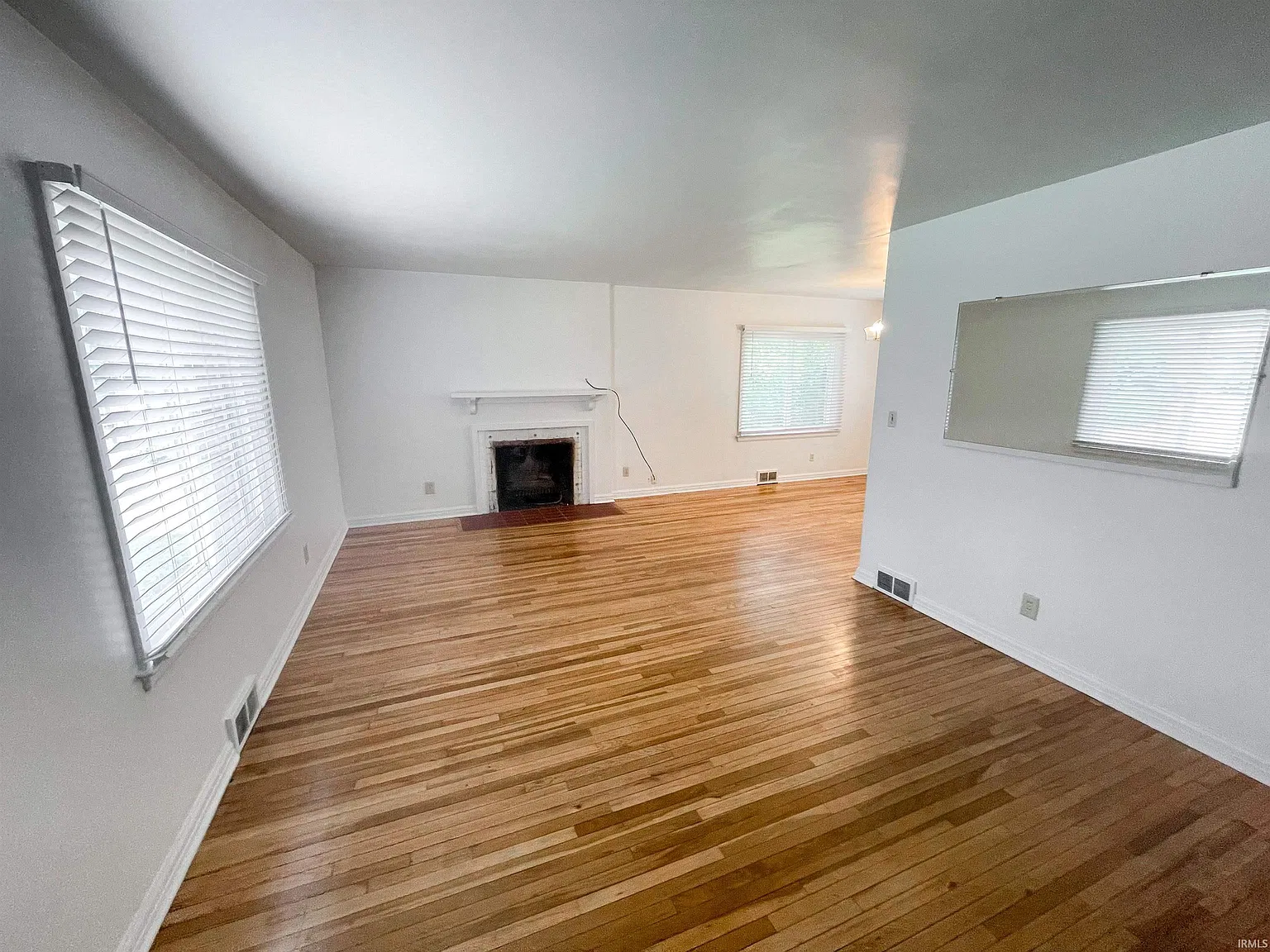 3 bed, 1.5 bath, 2304 sqft, $1,980 — Photo 2