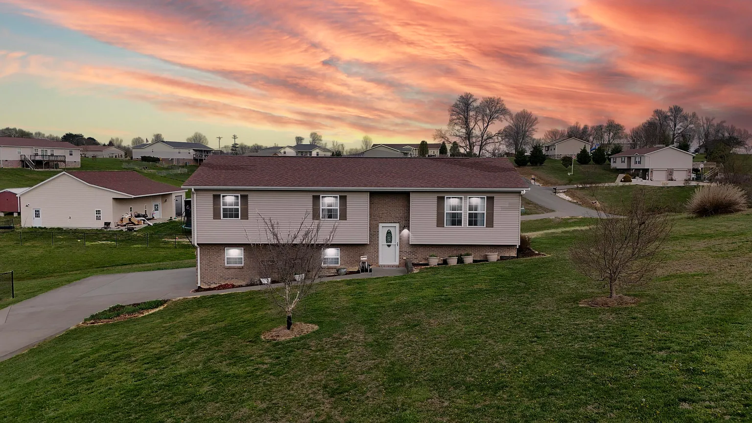 170 Hickory Hill Dr photo 1