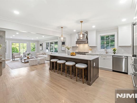 4th image of 613 Hillcrest Road