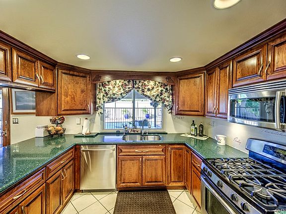 3rd image of 27546 Fairport Ave
