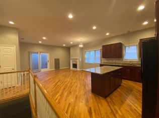 1528 W Greenleaf Ave, Chicago, IL 60626