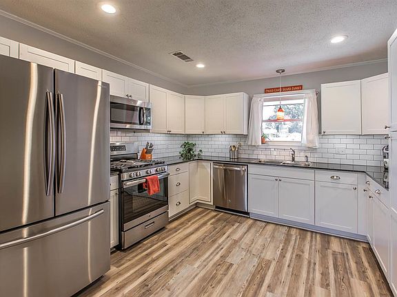 4th image of 3232 Vine Dr