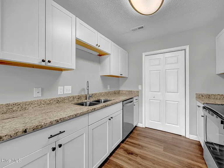 7005 Alamosa Dr — Photo 8