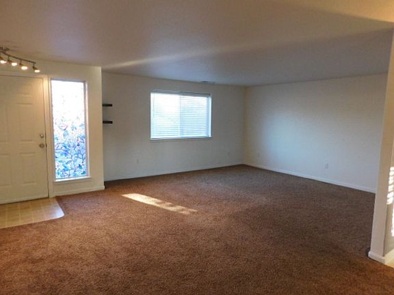 5th image of 3043 Leah St NE