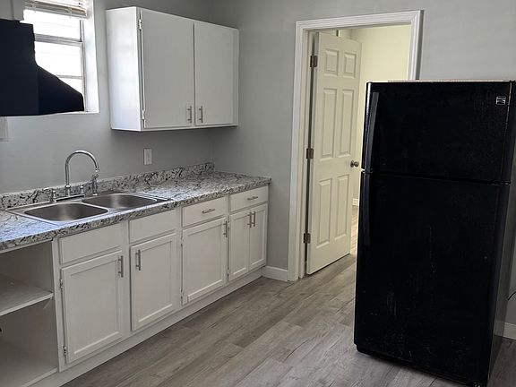 4th image of 2332 Albert St #A