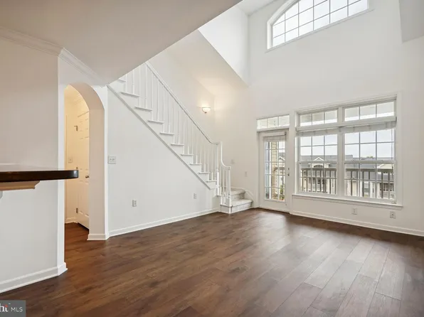 501 Sunset View Ter SE Unit 404, Leesburg, VA 20175