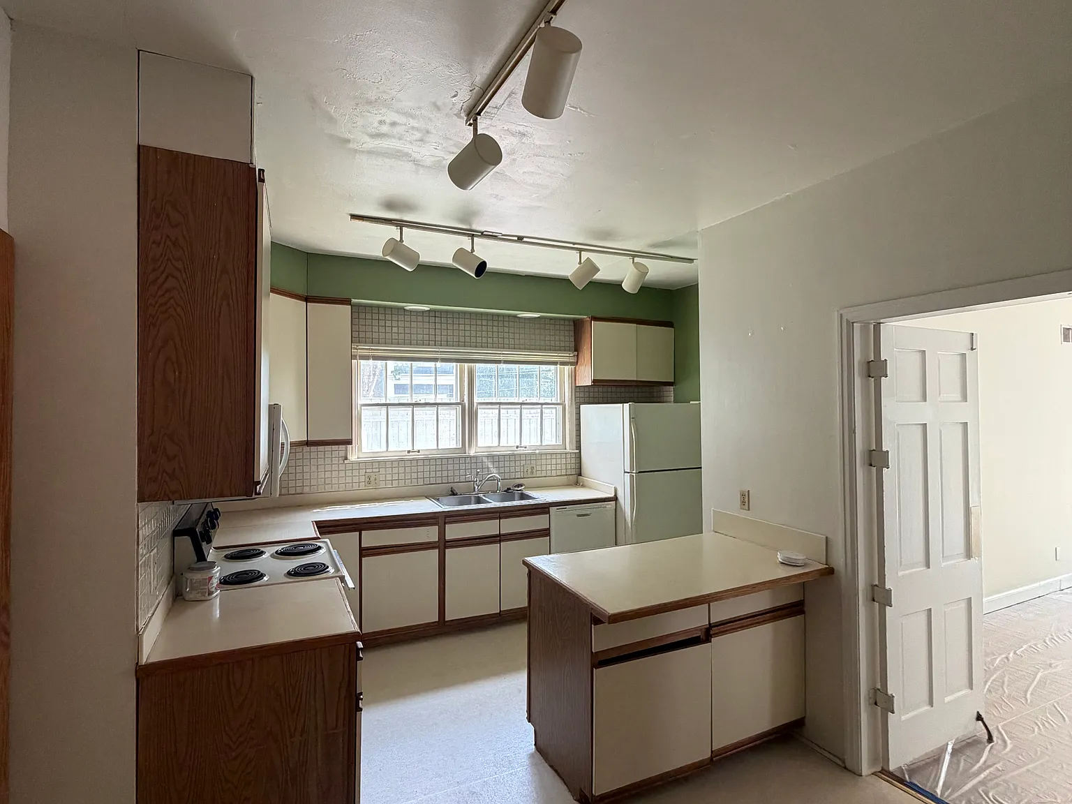 3 bed, 2000 sqft, $2,500 — Photo 3