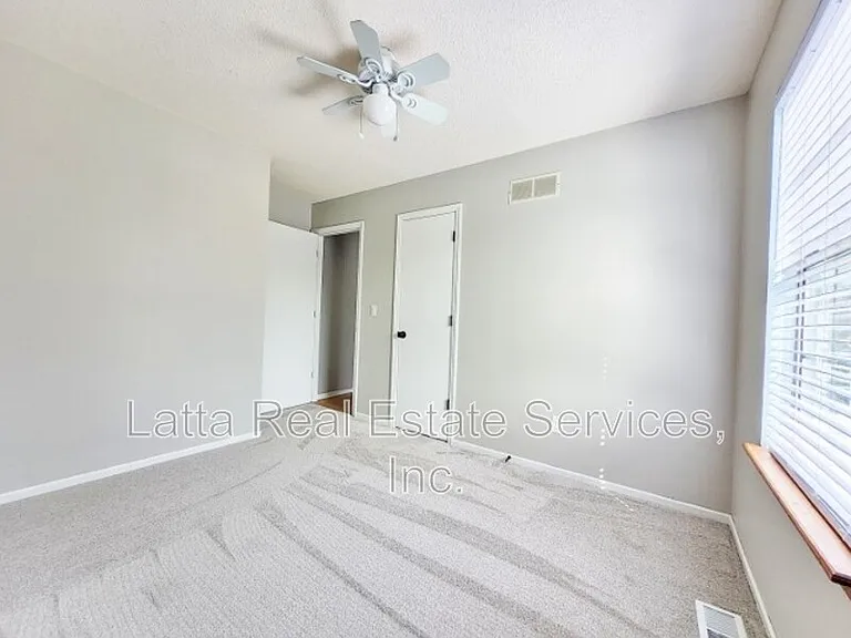 228 SE Bristol Dr — Photo 11
