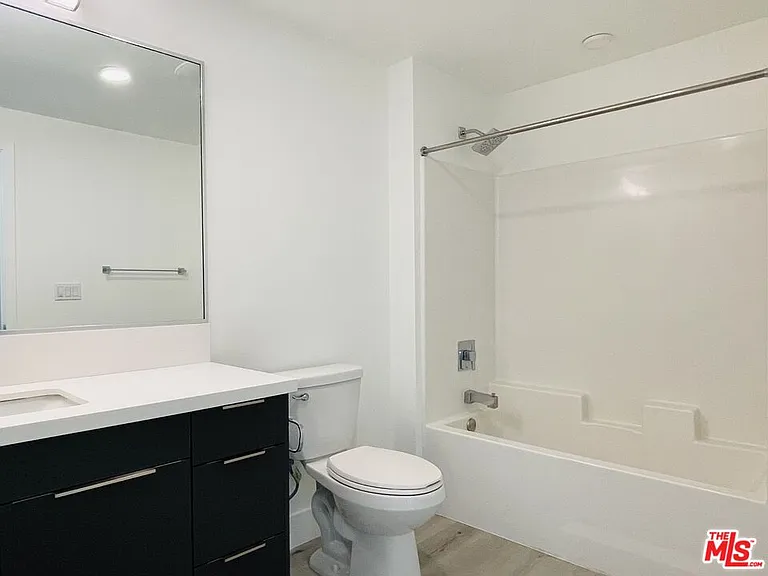 14612 Calvert St #305 — Photo 8