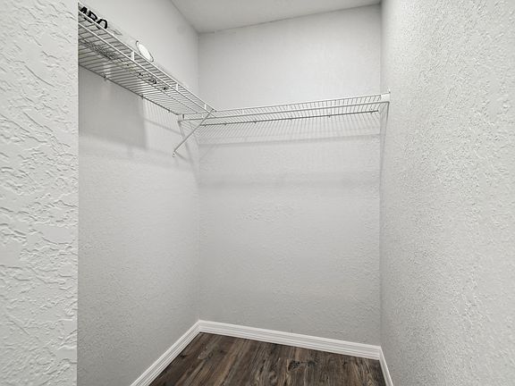 3rd image of 1051 Dogwood Dr Room 4