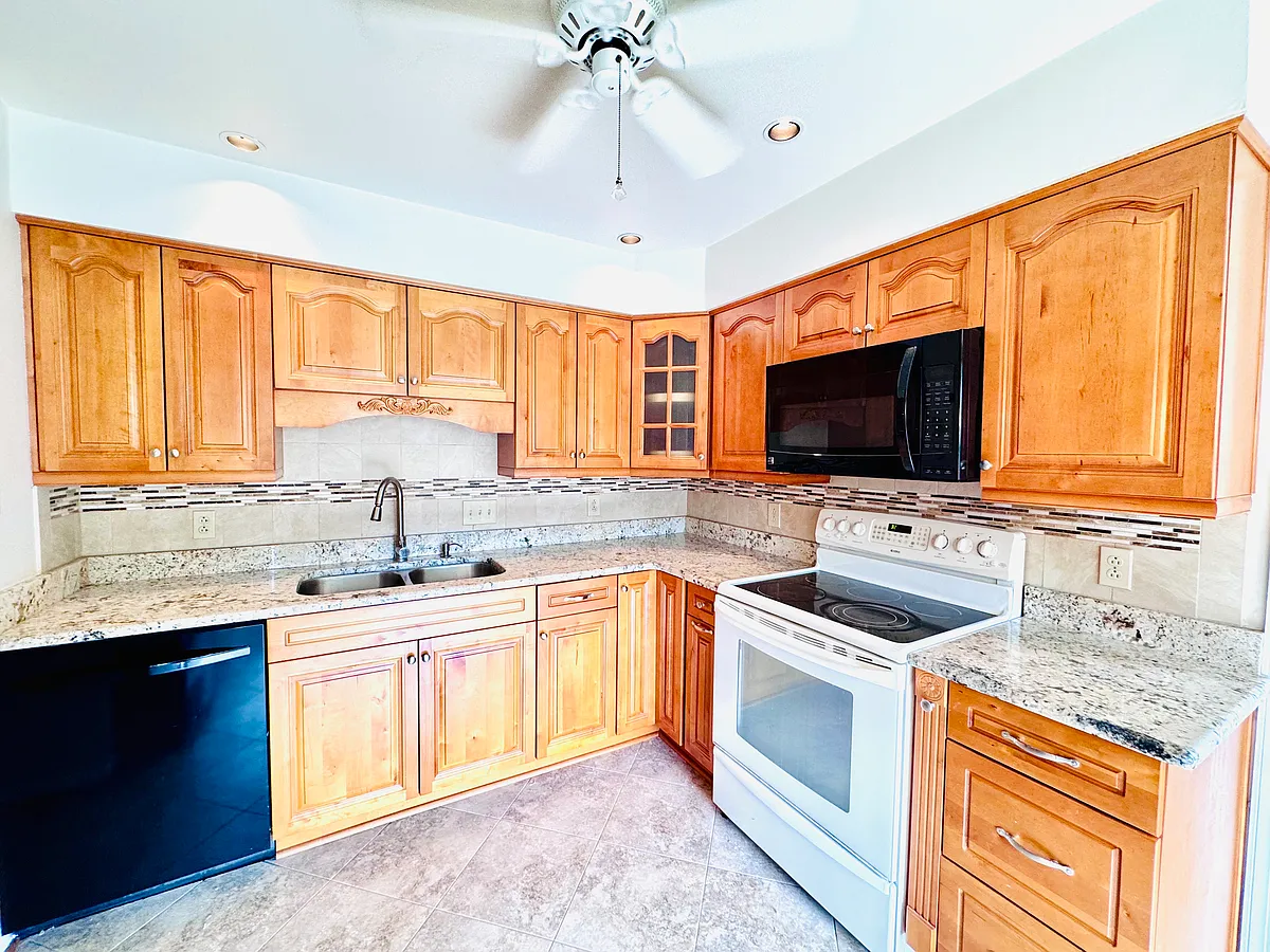 Photo 2 of 22 - 5445 Peggy Cir - Virginia Beach, VA Building Photo - 5445 Peggy Cir