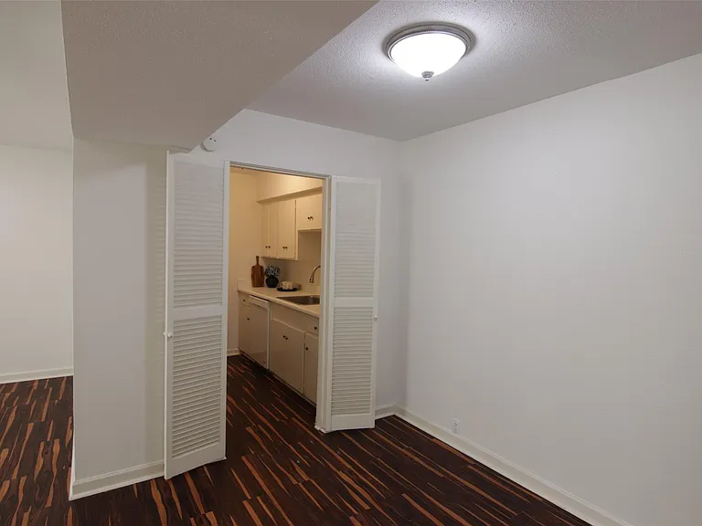 2101 Fountain View Dr #35 — Photo 8