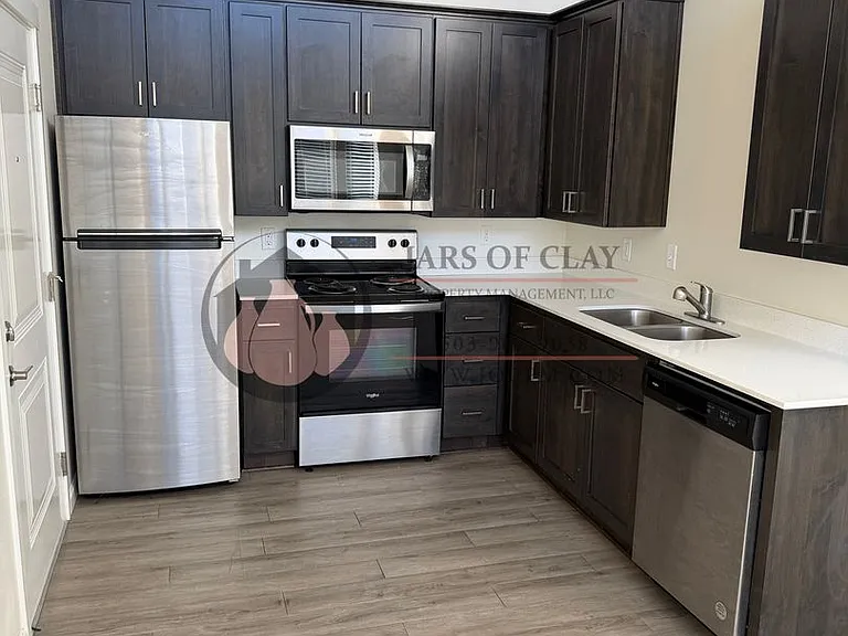621-646 Plymouth Dr NE — Photo 3
