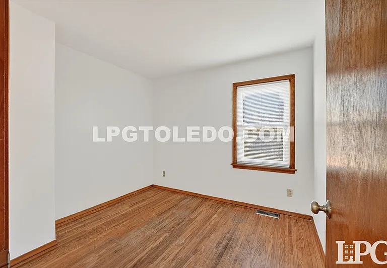 1525 Akron St — Photo 20