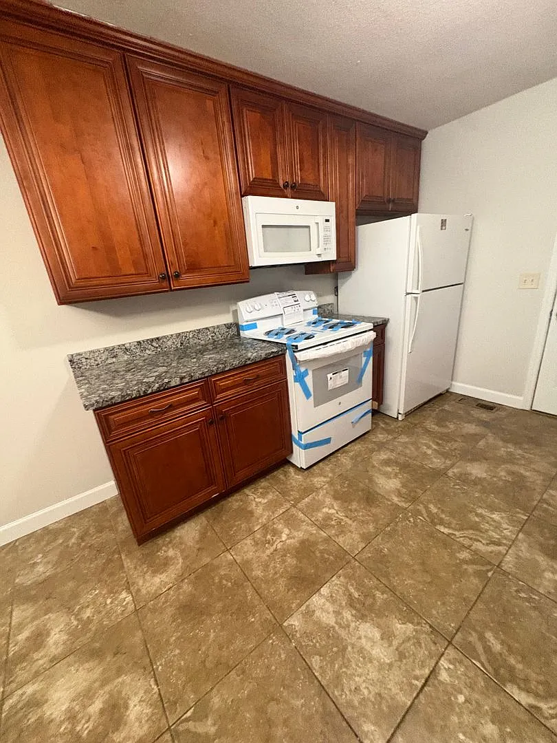 Coming Soon! Don't Miss This 3 Bedroom 1.5 Baths With Garage, Fenced Backyard, Den And Patio For ... — Photo 4