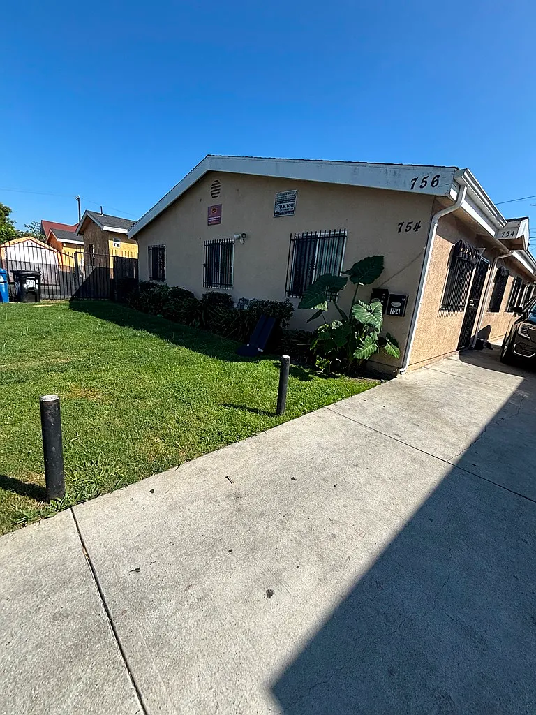 3 bed, 900 sqft, $3,650 — Photo 1