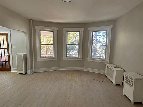 3rd image of 186 Linden Ave #2