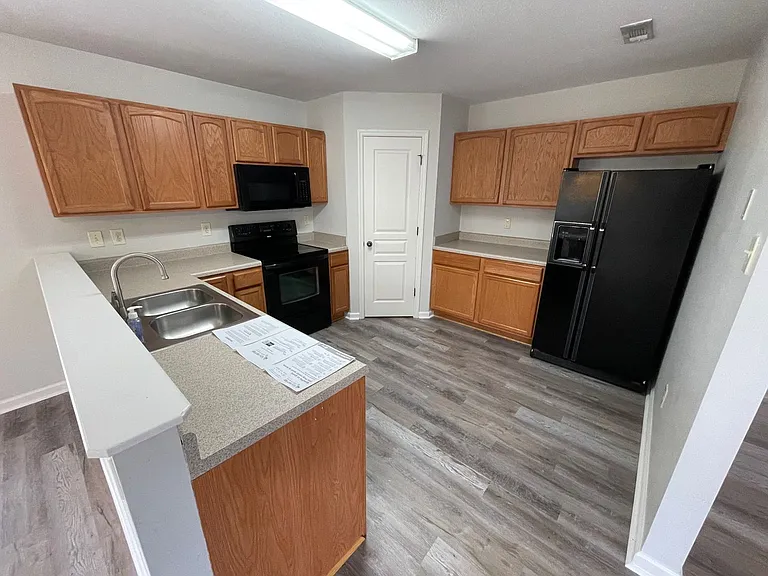 724 Llewellyn Ln — Photo 9